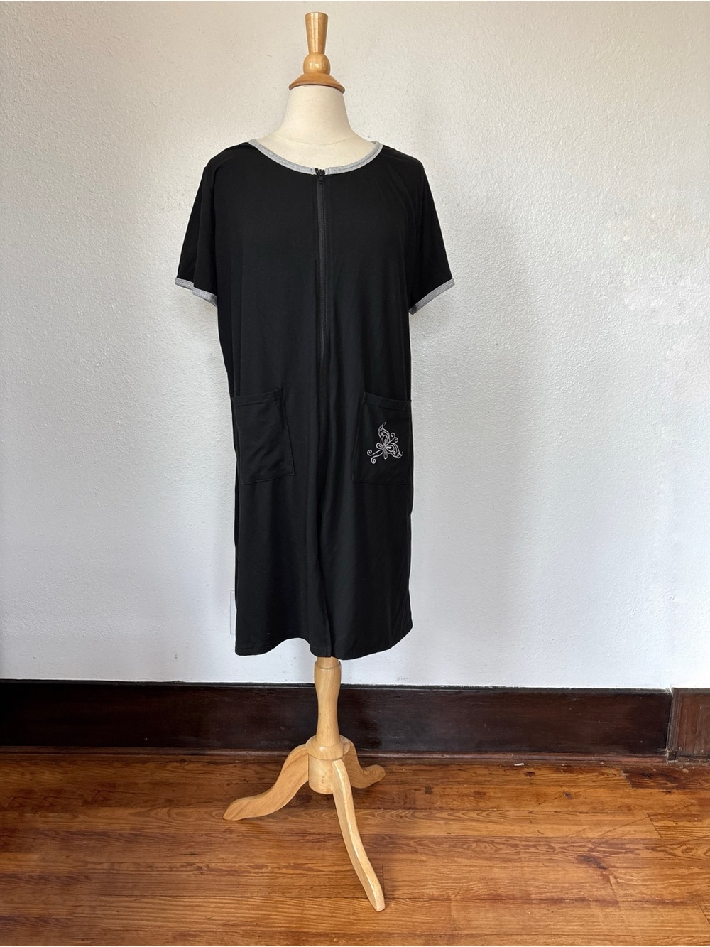Black Short Sleeve Zip Enclosure Robe House Coat